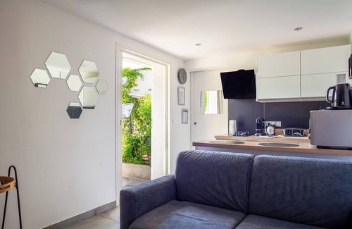 Aix-en-Provence House | Relaxing Apartment 'Lucerta Bella' with Pool & Wi-Fi