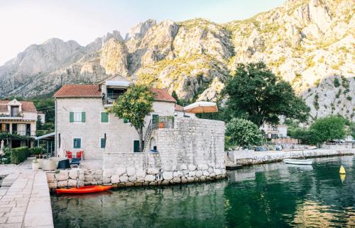 Orahovac Apartment | Beachfront Apartment Lukiduki with Ocean Views in Kotor