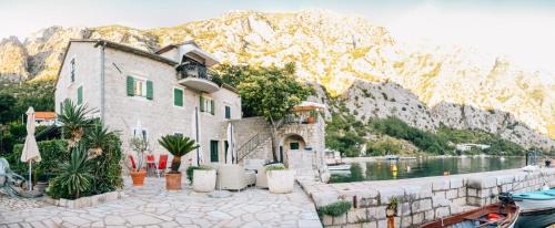 Orahovac Apartment | Beachfront Apartment Lukiduki with Ocean Views in Kotor