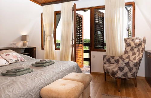 Karlovac Apartment | Oceanfront Retreat: Apartment Madera in Karlovac Awaits