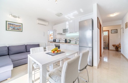 Milna (Brac) Apartment | Oceanfront Apartment with Magical Views & Family Amenities