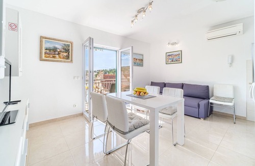 Milna (Brac) Apartment | Oceanfront Apartment with Magical Views & Family Amenities