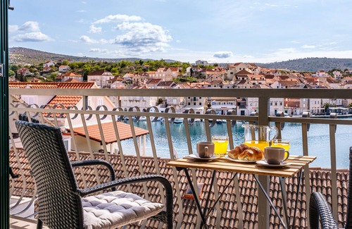 Milna (Brac) Apartment | Oceanfront Apartment with Magical Views & Family Amenities