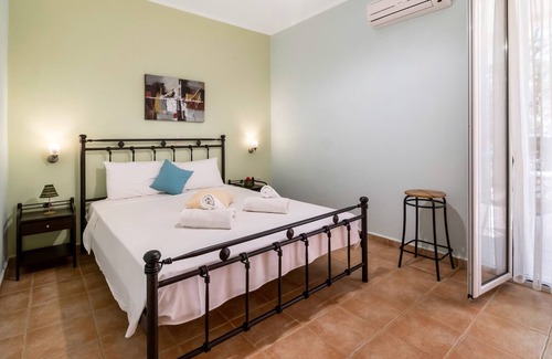 Kavallos Apartment | Relaxing Apartment 'Maistros' with Pool and Ocean View