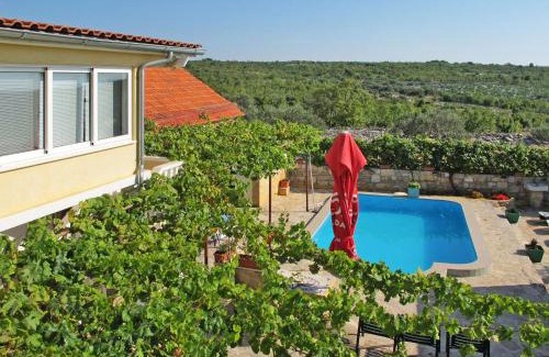 Primosten Apartment | Guest Rated 10/10: Apartment Mali Ive - PME300 with Pool