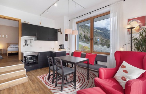Muhlbach Apartment | Apartment 'Maria Beatrice Rosso' with Lake View, Private Terrace and Wi-Fi