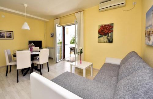 Dinjiska Apartment | Oceanfront Apartment Marija-2 with Pool & Family-Friendly Perks