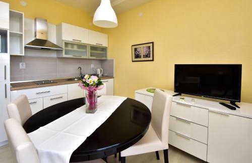 Dinjiska Apartment | Oceanfront Apartment Marija-2 with Pool & Family-Friendly Perks