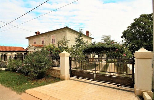 Kastelir Apartment | Top-Rated Apartment Marija Kastelir with Garden View