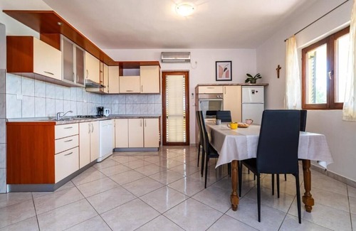 Novigrad Condo | Relaxing Apartment Marija in Novigrad with Spa & Hot Tub