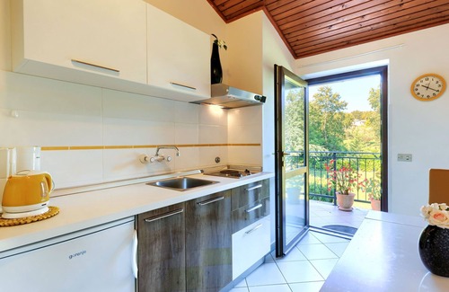 Marceljani Apartment | Discover Apartment Mariza: Oceanfront Getaway with Spa