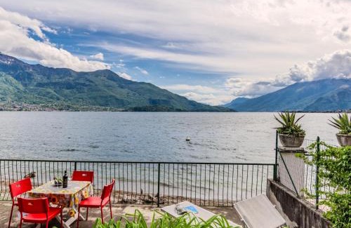 Gera Lario Apartment | Oceanfront Retreat: Apartment Marta with Pet-Friendly Perks