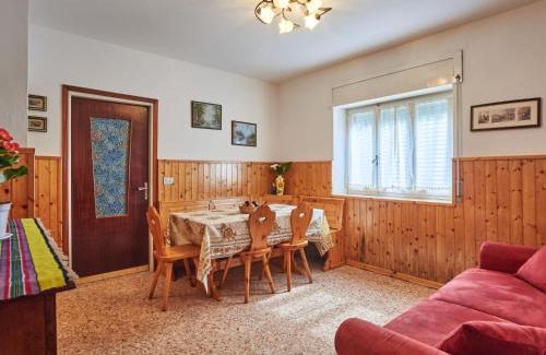 Gera Lario Apartment | Oceanfront Retreat: Apartment Marta with Pet-Friendly Perks