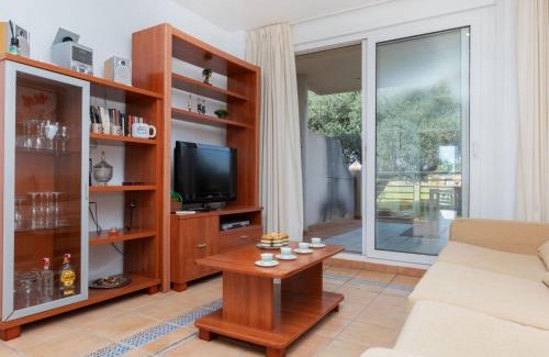San Jorge Apartment | Family-Friendly Apartment Mateo with Pool Access