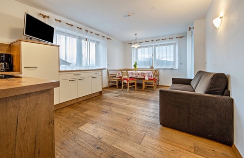 Vandoies Apartment | Mountain View Apartment "Maurerhof Morgenrot" with Balcony