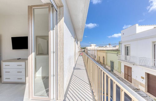 Ugento Apartment | Ideal Messapica Rooms: Balcony, Wi-Fi & Spa Near City Centre
