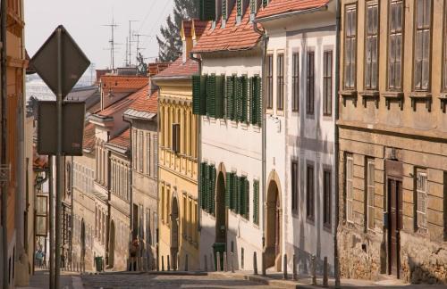 Donji Grad Apartment | Family-Friendly Apartment in Milan's Historic Old Town
