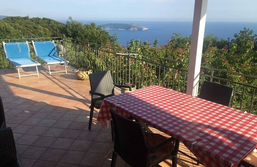 Pisciotta Apartment | Cozy Apartment 'Mimosa' with Ocean View & Wi-Fi Access