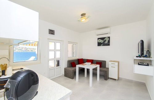 Podglavica Apartment | Oceanfront Apartment Mirjana in Rogoznica - Guest Rated 10/10