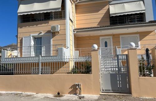 Loutra Oraias Elenis House | Cozy Apartment Mitrou 2: Family-Friendly & Highly Rated Stay