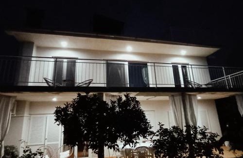 Pjescana Uvala Apartment | Oceanfront Apartment MONAS III - Guest Rated 10/10!