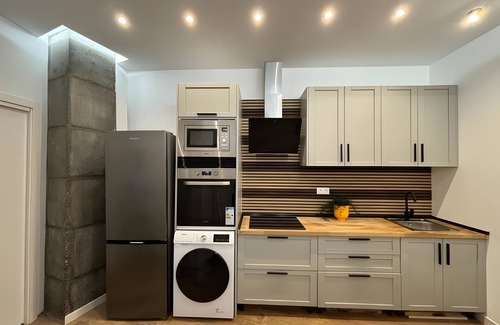 Altozano-Conde Lumiares Apartment | Apartment 'Montaraz' with Wi-Fi and Air Conditioning