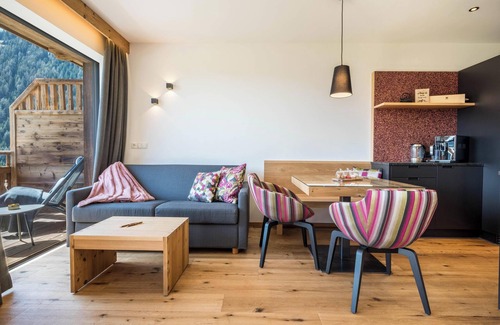 Valles Apartment | Cozy Mulin Loise Apartment with Mountain Views and Spa