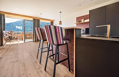 Valles Apartment | Cozy Mulin Loise Apartment with Mountain Views and Spa
