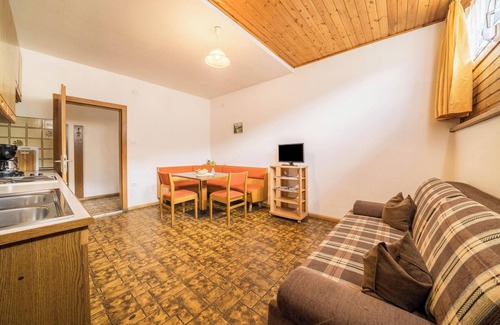 Lana Apartment | Inviting Apartment "Mutspitz Leilichhof" with Mountain Views