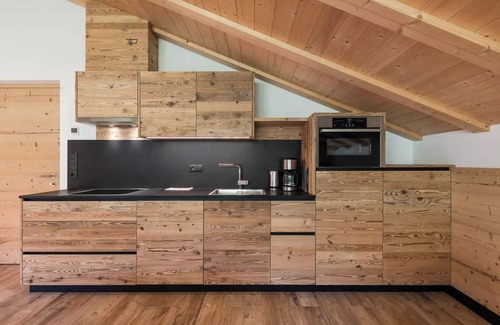 Gudon Apartment | Relaxing Mountain View Apartment with Shared Garden & Wi-Fi