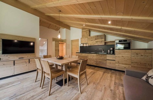 Gudon Apartment | Relaxing Mountain View Apartment with Shared Garden & Wi-Fi