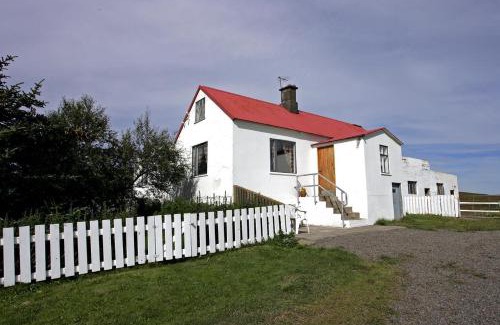 Hvammstangi House | Cozy Apartment Neðra-Vatnshorn: Breakfast & Family-Friendly