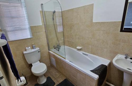 Newcastle Apartment | Modern Apartment Near Amajuba Mall with Pool Access