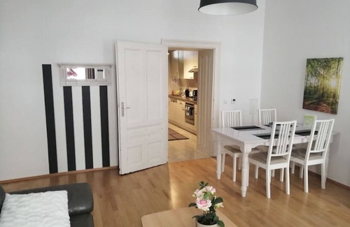 Funfhaus Apartment | Comfortable Arbio I Apartment Steps from Schönbrunn