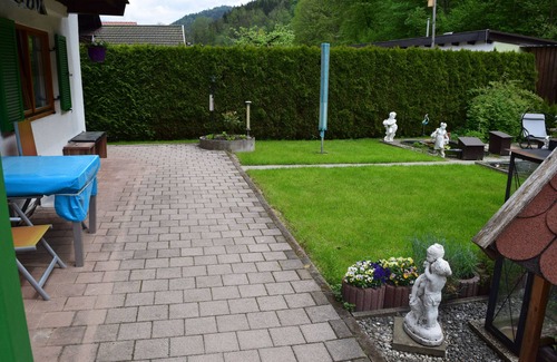 Hammersbach Apartment | Cozy Apartment Nestled by the Forest with Pool & Spa