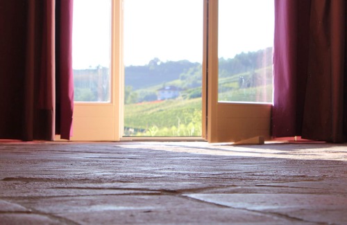 Monforte d'Alba Apartment | Comfortable Apartment Nebbiolo with Kitchen & Breakfast