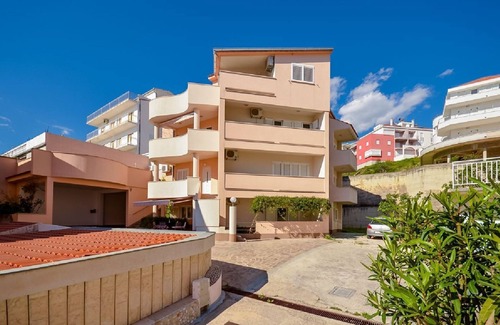 Podstrana Apartment | Experience Oceanfront Bliss at Apartment Darko, Podstrana