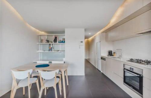 City West Apartment | Idyllic Hotel by Lake Burley Griffin and ANU - Rated 8.7/10