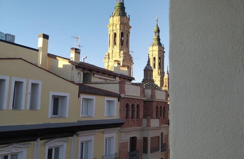 Zaragoza Old Town Apartment | Elegant Apartment by Basilica del Pilar with Top Amenities