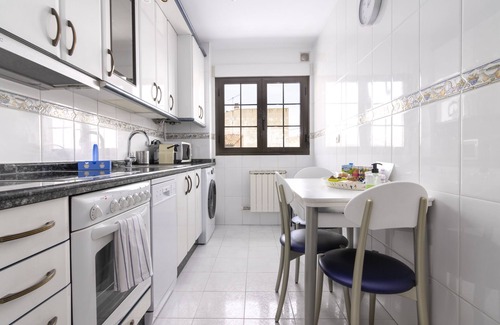Leon Condo | Cozy Apartment Near Plaza Mayor with Wifi & Parking