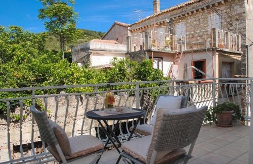 Cove Rogacic Apartment | Pet-Friendly Retreat at Apartment Nives for Families