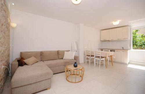Cove Rogacic Apartment | Pet-Friendly Retreat at Apartment Nives for Families