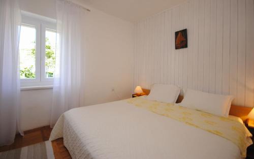 Cove Rogacic Apartment | Pet-Friendly Retreat at Apartment Nives for Families