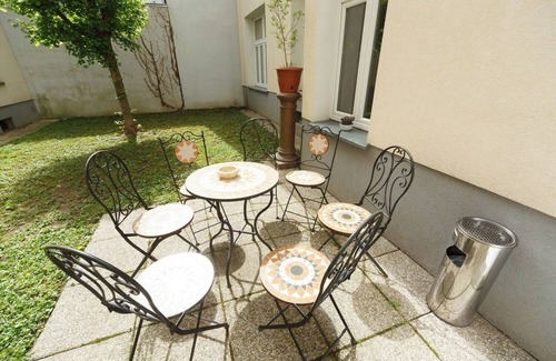 Funfhaus Apartment | Modern Apartment No. 13 in Vienna with Keyless Check-In