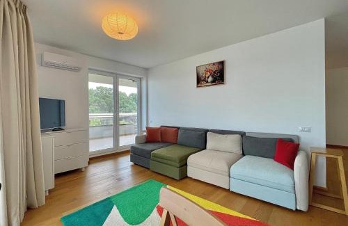 Sector 3 Apartment | Comfortable Apartment No 207 by Beautiful Lebada Lake