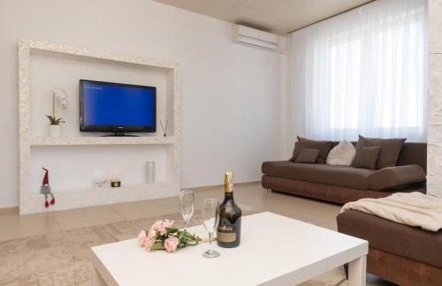 Obolon' Apartment | Stylish Apartments with Jacuzzi on Obolonskaya Embankment