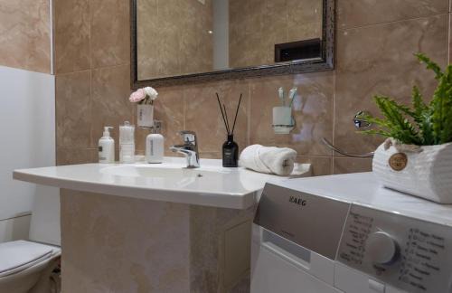 Obolon' Apartment | Stylish Apartments with Jacuzzi on Obolonskaya Embankment