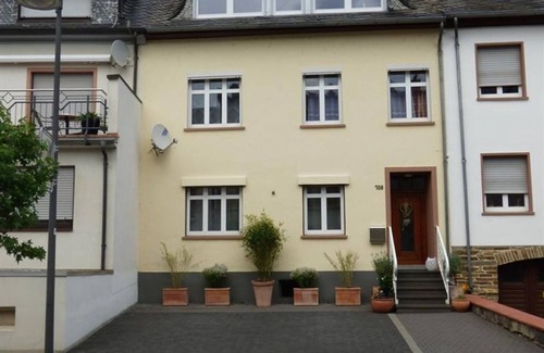 Zeltingen-Rachtig Apartment | Cozy Apartment OG - Georg's Family-Friendly Retreat