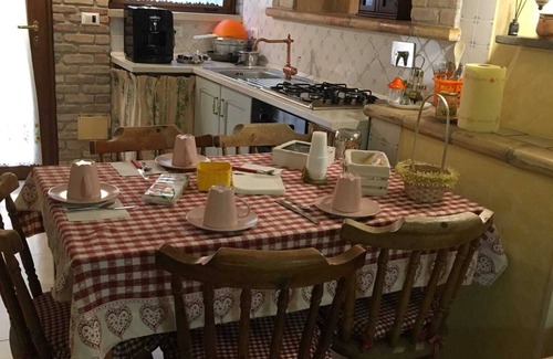 Cassia Apartment | Cozy Apartment in a Family Home with Kitchen Access