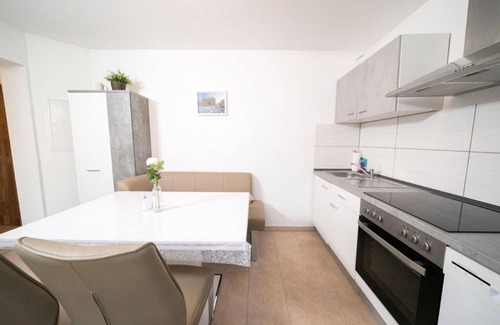 Juechen Apartment | Cozy Apartment on a Farm Near Düsseldorf with Pet-Friendly Amenities